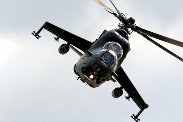 Śmigłowiec transportowo-bojowy Mi - 24 w locie