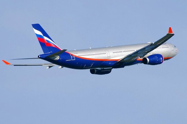 El enorme avión de Aeroflot en el cielo azul