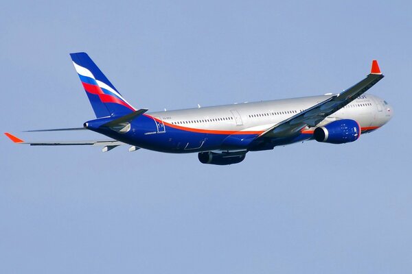 Ogromny samolot firmy Aeroflot na błękitnym niebie