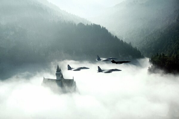 Avions de chasse au-dessus du château dans le brouillard