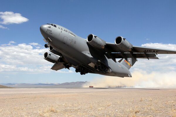 Atterraggio di un aereo cargo nel deserto