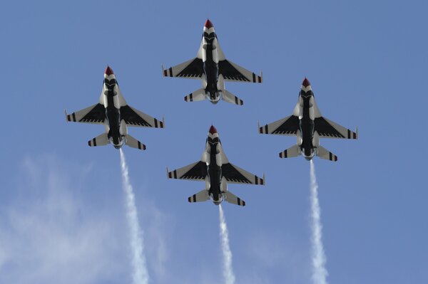 Eine Gruppe von Kampfflugzeugen der US Air Force am Himmel