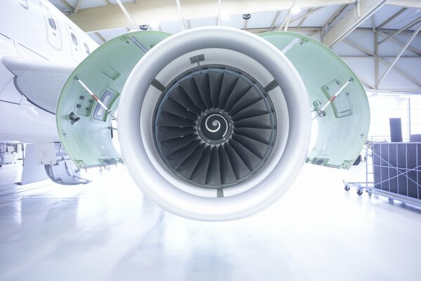 Immagine visiva della turbina di un aereo in un hangar