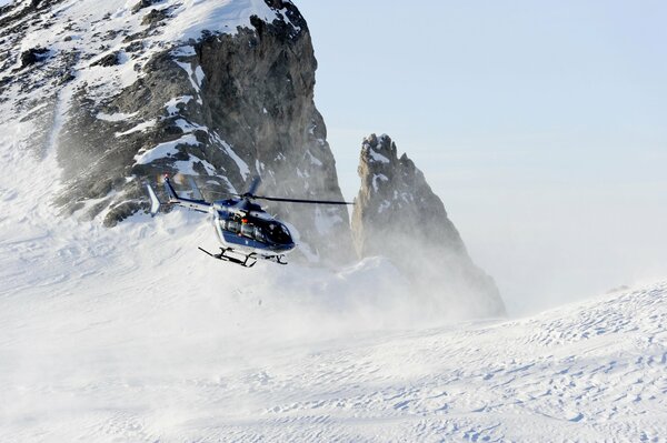 Gefährlicher Helikopterflug durch steilen Hang