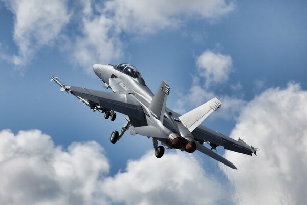 Un avión militar que está ganando altura