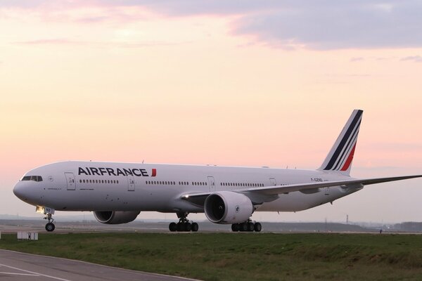 Laiger boeing passenger plane in the evening