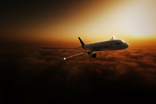 Avión de pasajeros en las nubes al atardecer