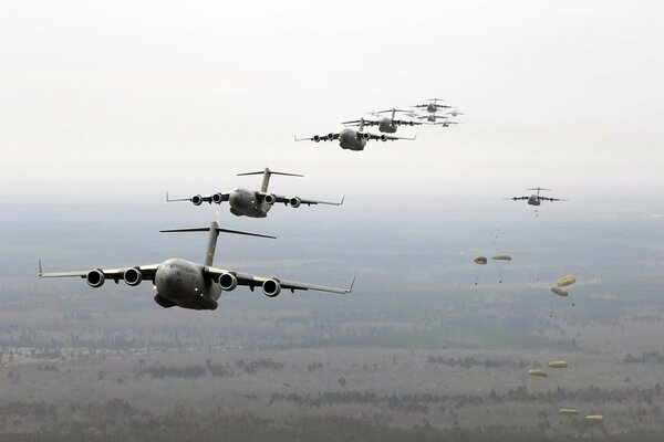 Parachutistes volant dans le ciel