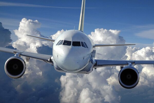 Aereo che vola alto nel cielo