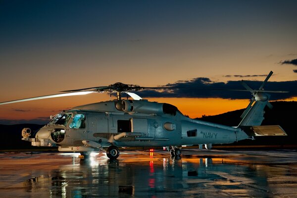 Helicóptero estadounidense sea howk al atardecer