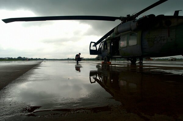 Helicóptero en el campo después de la lluvia