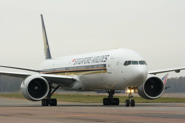 Passagierflugzeug in Singapur, Boeing der Fluggesellschaft Singapur