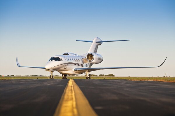 Passagiergeschäft Jet auf der Landebahn