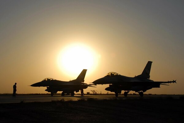 Aviones de combate en el fondo de una hermosa puesta de sol
