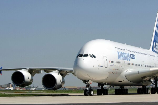 Aereo gigante Airbus A380 sulla pista