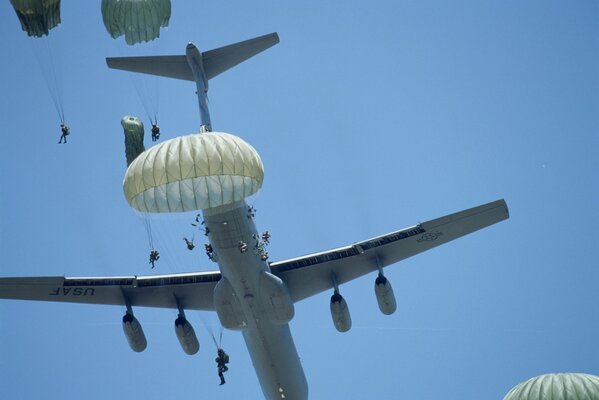 Fallschirmjäger führen einen Sprung von Bord eines Militärflugzeugs aus