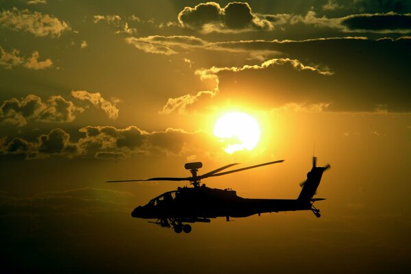 Helikopter apache w świetle słońca o zachodzie słońca