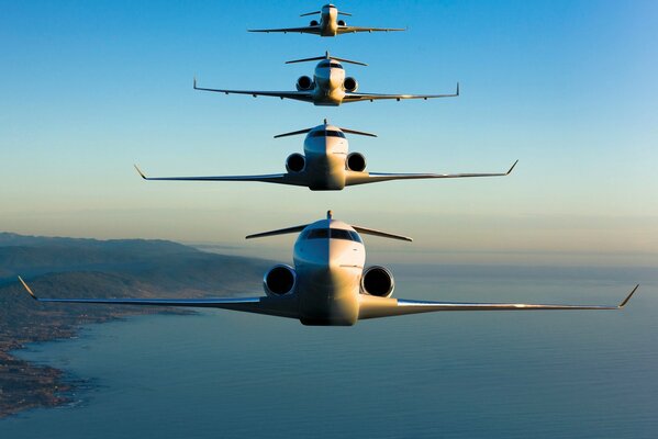 Synchronicité et échelle de la famille Bombardier global vue de face dans le ciel