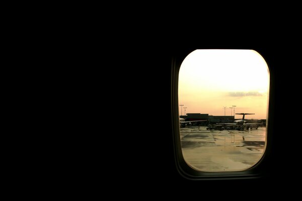 Foto de la ventana del avión en el aeropuerto