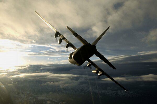 Avión de transporte militar en el cielo