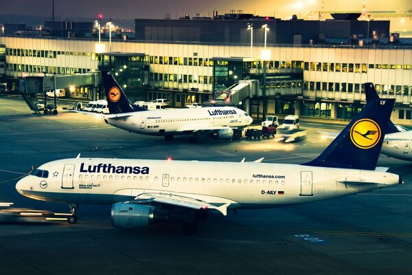 L aéroport de Lufthansa dans les lumières du soir