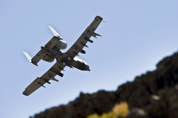 Das amerikanische Flugzeug fliegt schön