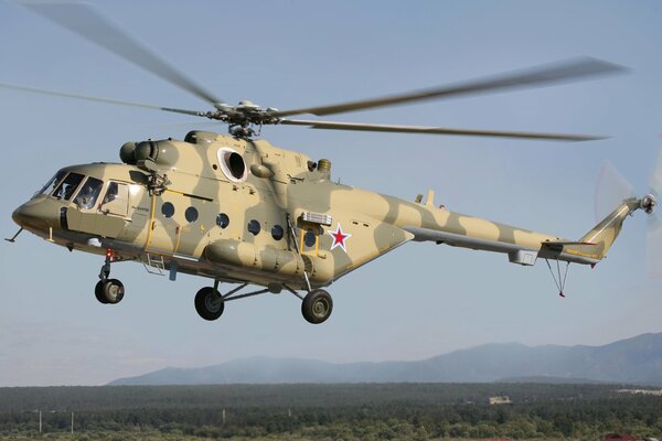 Hélicoptère polyvalent mi-17 dans le ciel