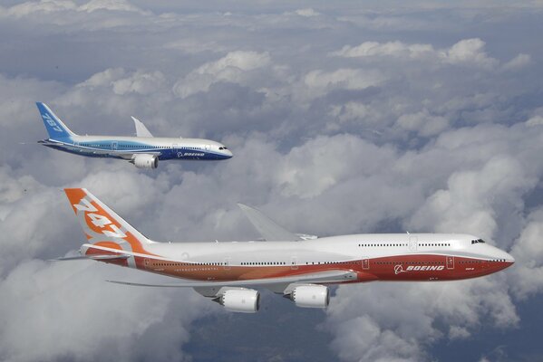 Fast russische Flagge weißer Himmel, blaue und rote Flugzeuge