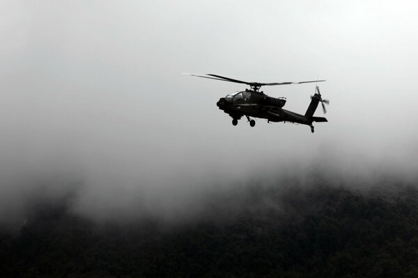 Schwarz-Weiß-Foto des Helikopters auf verschwommenem Hintergrund