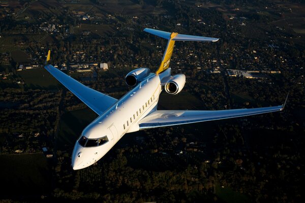 Biały samolot Bombardier bd-700-1A11 w locie