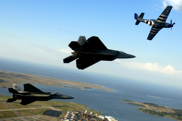 Tres aviones de combate vuelan en el cielo