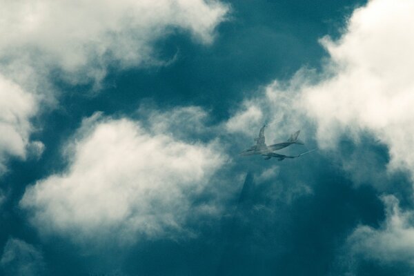 Avión en el cielo deja una pluma de polvo de gas