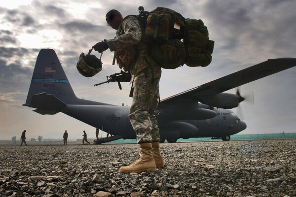 Soldat avec des armes à la main sur fond d avion