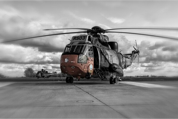 Вертолет sicorskiy s- 61 / sh -3 sea king на фоне темного неба и туч