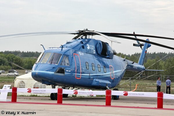 Helicóptero multipropósito aterriza