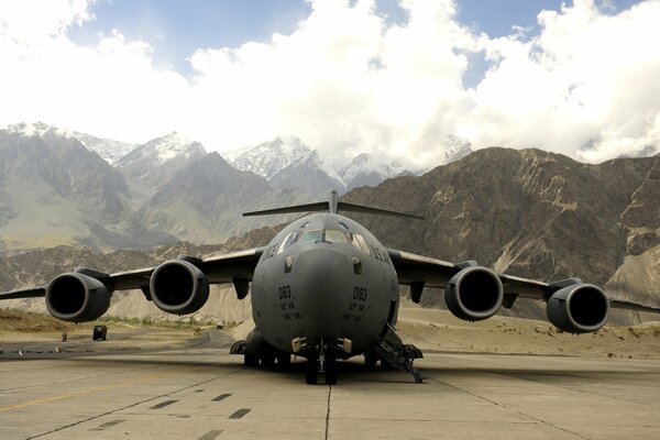 Avion militaire sur un aérodrome de montagne