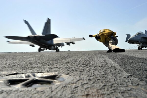 Décollage de Hornet du pont du porte-avions