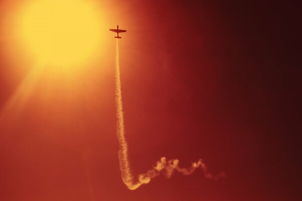 Himmel mit einem Flugzeug, das am Abend mit hoher Geschwindigkeit in den Himmel fliegt