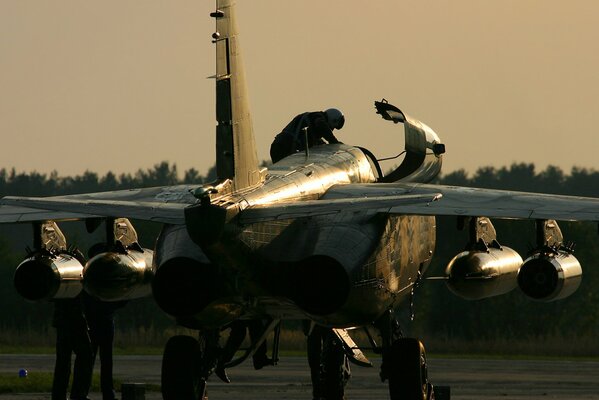 Aterrizaje del piloto al timón del avión SU - 25 en la noche al atardecer