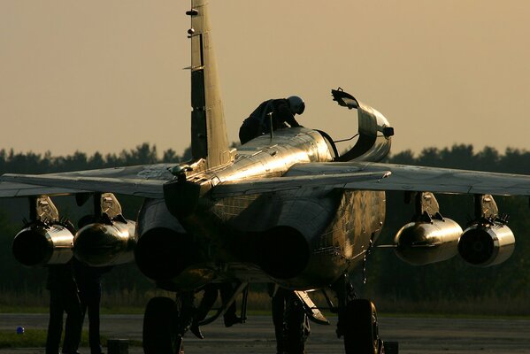 Lądowanie pilota za sterami samolotu Su-25 wieczorem o zachodzie słońca