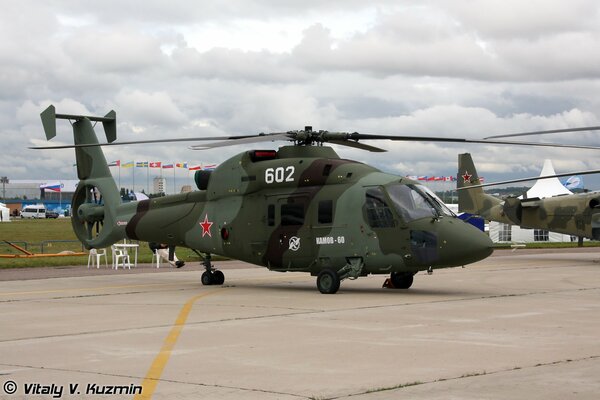 Helicóptero militar en exhibición en el aeródromo