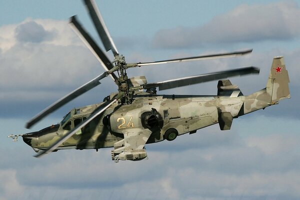 Ka-50 tiburón negro tetith vuela en medio de las nubes