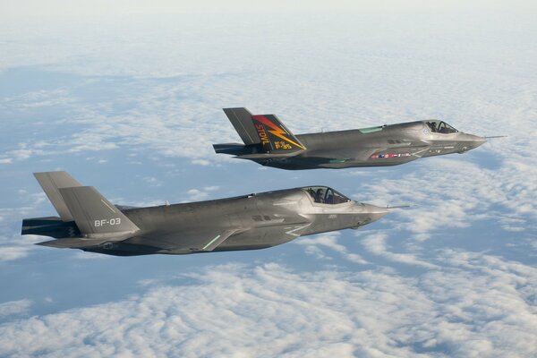 Dos bombarderos F-35 flotan sobre las nubes