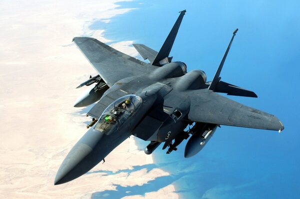 Taktyczny amerykański myśliwiec F - 15 w locie