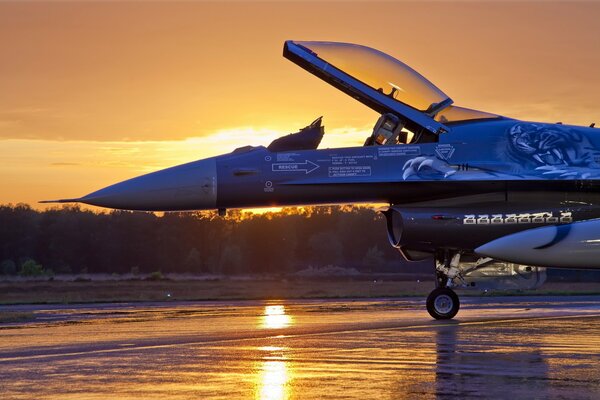 A fourth-generation fighter at the airfield in the evening