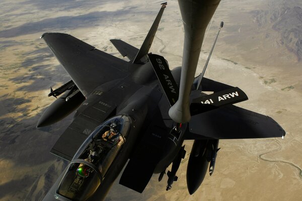 Reabastecimiento de combustible del avión F-15E Strike eagle en la fuerza aérea de los Estados Unidos