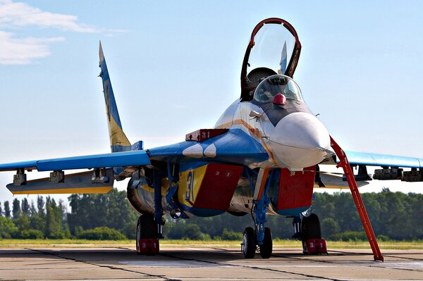 Myśliwiec MiG 29 na pasie startowym z otwartym kokpitem