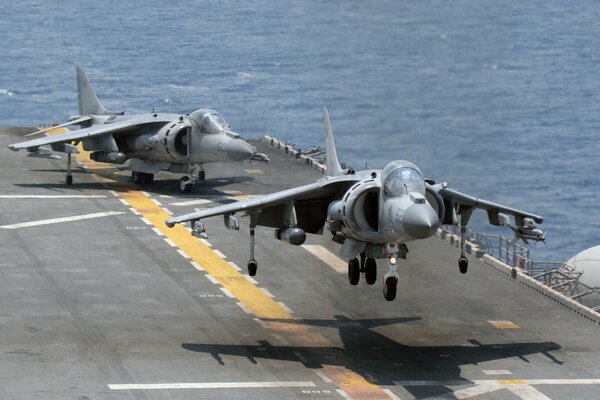 Abheben der britischen Harrier-Kampfflugzeuge vom Deck