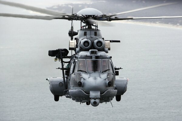 Большой военный вертолёт над морем