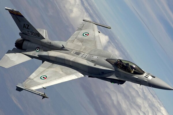 Il caccia Americano F16 Falcon vola rapidamente